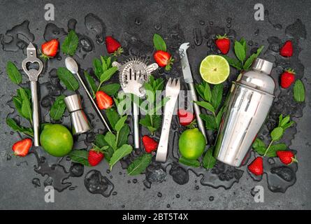 Accessori da bar e ingredienti per fragole caipirinha cocktail drink lime, menta, ghiaccio Foto Stock