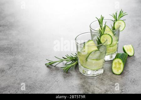 Bevanda fresca con cetriolo e erbe di rosmarino. Bevanda estiva fredda Foto Stock
