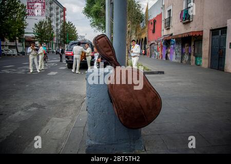 Mexiko Stadt, Messico. 16 maggio 2020. Uno strumento nella valigia pende da un lampione vicino a Piazza Garibaldi. La mariachi del Messico è in difficoltà perché le misure anti-Corona li privano della loro vita. (A dpa 'Serenade Against Donation: Mariachis in Mexico chiedere 'scue') credito: Jair Cabrera Torres//dpa/Alamy Live News Foto Stock