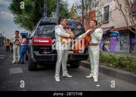 Mexiko Stadt, Messico. 16 maggio 2020. Mariachis gioca vicino a Piazza Garibaldi. La mariachia del Messico è in difficoltà, poiché le misure anti-Corona li privano della loro sussistenza. (A dpa 'Serenade Against Donation: Mariachis in Mexico chiedere 'scue') credito: Jair Cabrera Torres//dpa/Alamy Live News Foto Stock