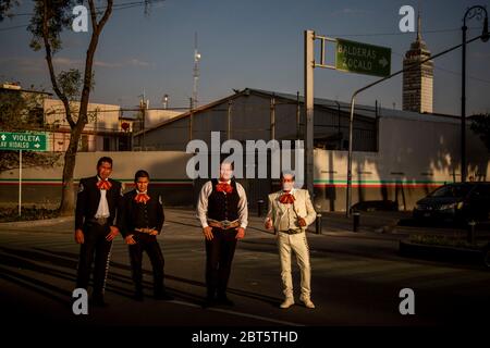 Mexiko Stadt, Messico. 16 maggio 2020. Mariachis aspetta i clienti vicino a Piazza Garibaldi. La mariachia del Messico è in difficoltà perché le misure anti-corona li privano della loro sussistenza. (A dpa 'Serenade Against Donation: Mariachis in Mexico chiedere 'scue') credito: Jair Cabrera Torres//dpa/Alamy Live News Foto Stock