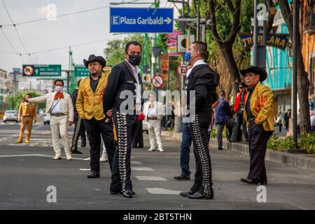 Mexiko Stadt, Messico. 16 maggio 2020. Mariachis aspetta i clienti vicino a Piazza Garibaldi. La mariachia del Messico è in difficoltà perché le misure anti-corona li privano della loro sussistenza. (A dpa 'Serenade Against Donation: Mariachis in Mexico chiedere 'scue') credito: Jair Cabrera Torres//dpa/Alamy Live News Foto Stock