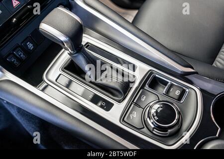 automatic transmission of the car. close-up view from above in the car interior. Foto Stock