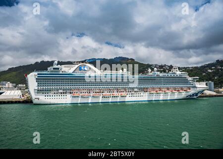 Ruby Princess, nave da crociera Princess Cruises, ormeggiata sotto le nuvole scure a Aotea Quay a Wellington, Isola del Nord, Nuova Zelanda Foto Stock