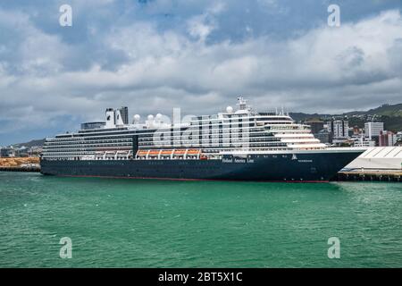 La sig.ra Noordam, nave da crociera Holland America Line, ormeggiata sotto nuvole scure a Aotea Quay a Wellington, Isola del Nord, Nuova Zelanda Foto Stock