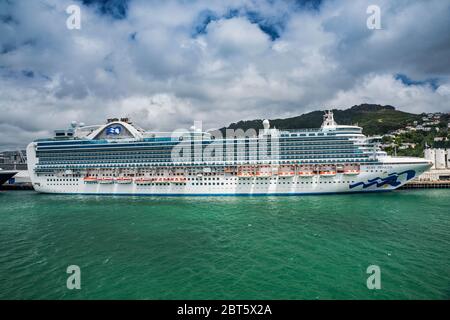 Ruby Princess, nave da crociera Princess Cruises, ormeggiata sotto le nuvole scure a Aotea Quay a Wellington, Isola del Nord, Nuova Zelanda Foto Stock