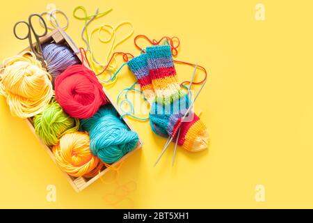 Palle colorate di filato. Colori arcobaleno. Tutti i colori. Filato per maglieria. Matasse di filo. Foto Stock