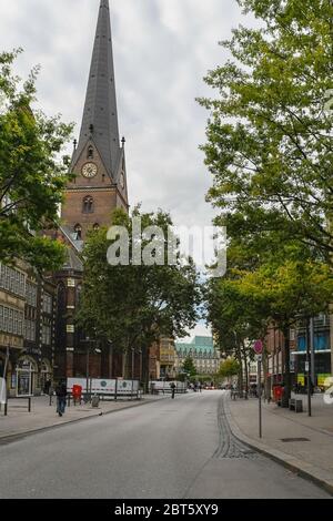 Amburgo, Germania - 05 03 2020: Vista su Mönckebergstraße, passando la chiesa principale di Sankt Petri, al municipio in una giornata nuvolosa. Foto Stock