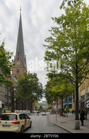 Amburgo, Germania - 05 03 2020: Vista tipica su Mönckebergstraße con i taxi, passando la chiesa principale di Sankt Petri, al municipio. Foto Stock