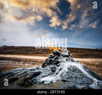 Gas bruciante nei vulcani di fango di Gobustan, Azerbaigian Foto Stock