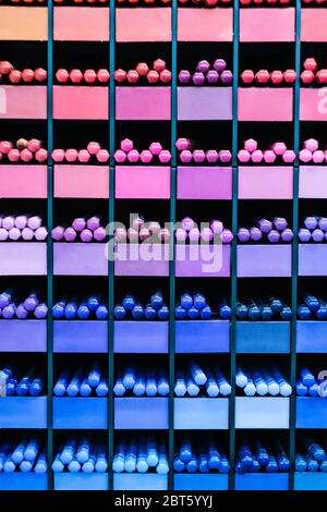 Set di marcatori rossi e blu ombreggiati presso il negozio di articoli da cancelleria Foto Stock