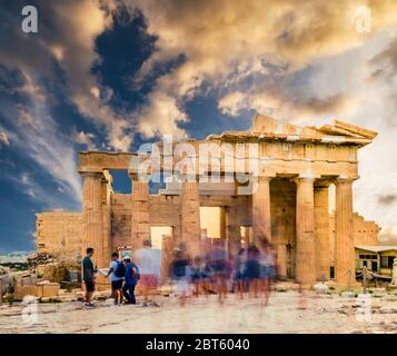 Immagine di sfocatura del movimento di persone che passeggiano intorno al tempio del Partenone il giorno di sole al tramonto, Atene, Grecia Foto Stock