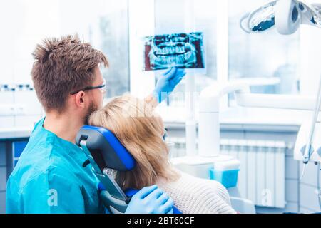 Medico che mostra un'istantanea radiologica al paziente Foto Stock
