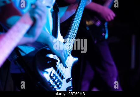 Ottima esecuzione su quattro corde di basso chitarra al concerto rock Foto Stock