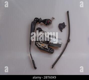 Lato anteriore di un tergilunotto rotto dopo una visita in auto in auto con braccio tergicristalli e spazzola tergicristalli Foto Stock