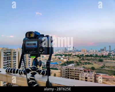 Dusk alba scatto di DSLR mirrorless fotocamera su treppiede tiro gurgaon città lungo tempo di esposizione Foto Stock