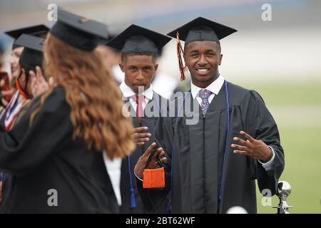 Fort Worth, Stati Uniti. 21 Maggio 2020. TEXAS, STATI UNITI. Maggio 21 2020: Javin (Bam) Bruce e Javon Bruce festeggiano la laurea durante la laurea Pilot Point High presso il Texas Motor Speedway in occasione della pandemia globale COVID-19 del coronavirus. Giovedì 21 maggio 2020 a Fort Worth, Texas, Stati Uniti. (Foto di IOS/Espa-Images) Credit: Agenzia europea per la fotografia sportiva/Alamy Live News Foto Stock