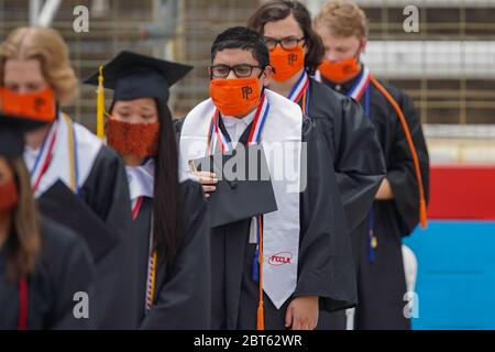 Fort Worth, Stati Uniti. 21 Maggio 2020. TEXAS, STATI UNITI. Maggio 21 2020: Jose Prieto si inchina all'invocazione durante la laurea di livello Pilot Point High presso il Texas Motor Speedway in mezzo alla pandemia COVID-19 del coronavirus globale. Giovedì 21 maggio 2020 a Fort Worth, Texas, Stati Uniti. (Foto di IOS/Espa-Images) Credit: Agenzia europea per la fotografia sportiva/Alamy Live News Foto Stock