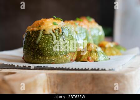 Zucchine ripiene. Zucchine rotonde farcite con carne e verdure. Formaggio sopra Foto Stock