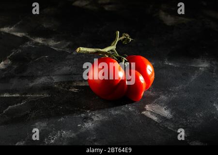 Frutta o verdura brutta. Pomodoro mutante gravemente malformato. I negozi di alimentari preferiscono soprattutto frutta e verdura di qualità migliore. La frutta brutta non è in alta d Foto Stock