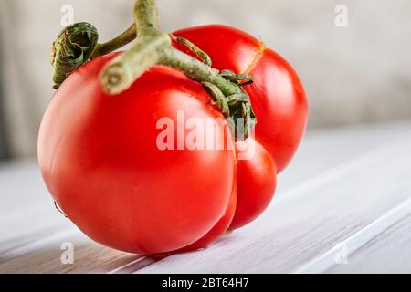 Frutta o verdura brutta. Pomodoro mutante gravemente malformato. I negozi di alimentari preferiscono soprattutto frutta e verdura di qualità migliore. La frutta brutta non è in alta d Foto Stock