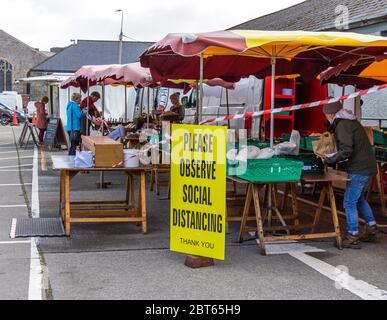 Skibbereen, West Cork, Irlanda, 23 maggio 2020. Il mercato contadino del sabato a Skibbereen si è aperto oggi per la prima volta da quando il blocco ha fermato i detentori di stalle di mercato che commerciano più di 2 mesi fa. Credit aphperspective/ Alamy Live News Foto Stock