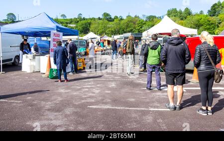 Skibbereen, West Cork, Irlanda, 23 maggio 2020. Il mercato contadino del sabato a Skibbereen si è aperto oggi per la prima volta da quando il blocco ha fermato i detentori di stalle di mercato che commerciano più di 2 mesi fa. Credit aphperspective/ Alamy Live News Foto Stock