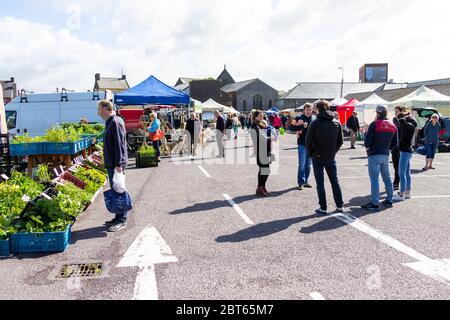 Skibbereen, West Cork, Irlanda, 23 maggio 2020. Il mercato contadino del sabato a Skibbereen si è aperto oggi per la prima volta da quando il blocco ha fermato i detentori di stalle di mercato che commerciano più di 2 mesi fa. Credit aphperspective/ Alamy Live News Foto Stock