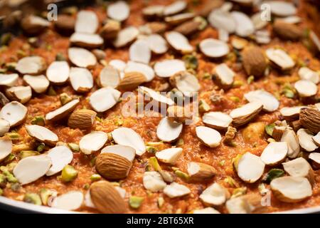 Ghajjar ka halwa con affettature di mandorle a fette, colpo estremo vicino buono per le pagine di copertina per un panificio Foto Stock