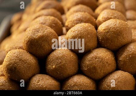 Besan Ladoo è uno dei dolci indiani più popolari. Questo dessert, composto da farina grammo, zucchero e ghee, richiede solo una manciata di ingredienti Foto Stock