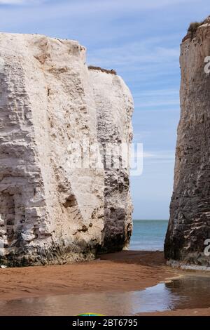 Viaggi Gran Bretagna - Vista di gesso Stack a Botany Bay, Kent, Gran Bretagna. Maggio 2020 Foto Stock