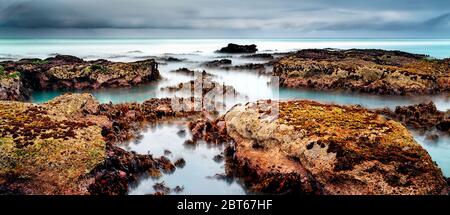 Zenlike rockpool costieri con le nuvole basse a DeHoop, Provincia del Capo Occidentale, Sud Africa Foto Stock