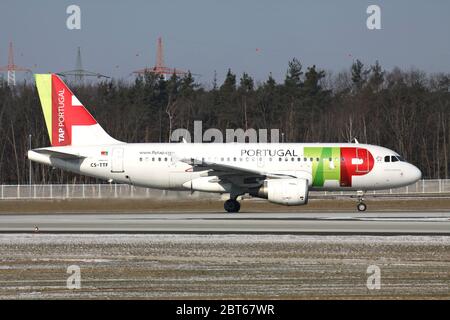 TAP Air Portugal Airbus A 319-100 con registrazione CS-TTF appena atterrato sulla pista 07L dell'aeroporto di Francoforte. Foto Stock