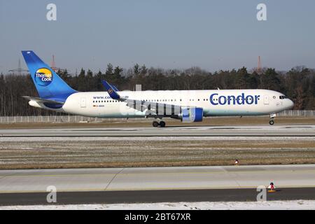 Il tedesco Condor Boeing 767-300 con registrazione D-ABUH è appena atterrato sulla pista 07L dell'aeroporto di Francoforte. Foto Stock