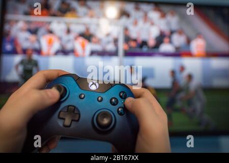 Debrecen, Ungheria, 19. Novembre 2017 Visualizza dall'alto su xbox uno s gamepad, console di gioco, bambino che tiene in mano Foto Stock