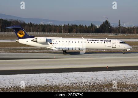 Il tedesco Lufthansa Regional Bombardier CRJ700 con registrazione D-ACPI è appena atterrato sulla pista 07L dell'aeroporto di Francoforte. Foto Stock