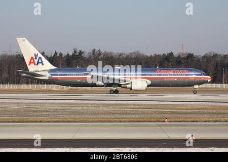 American Airlines Boeing 767-300 con registrazione N393AN è appena atterrato sulla pista 07L dell'aeroporto di Francoforte. Foto Stock