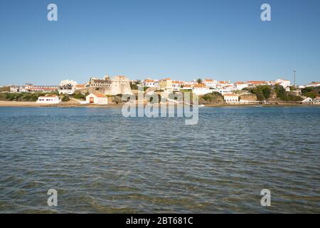 Vista di Vila Nova de Milfontes con fiume Mira, in Portogallo Foto Stock