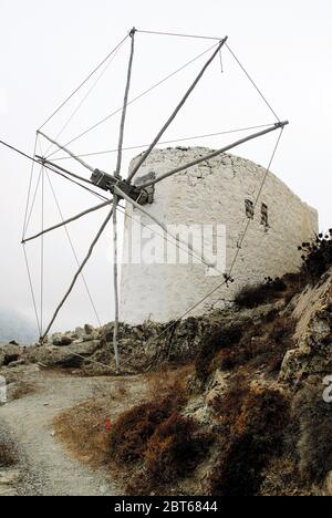 Antico mulino a vento tradizionale nel villaggio di Olympos nell'isola di Karpathos, Grecia. Foto Stock