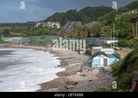 Swansea, Regno Unito, 23 maggio 2020. Mari tempestosi a Langland Bay, Swansea, questa mattina presto. Foto Stock