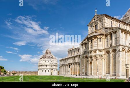 La famosa Piazza dei Miracoli, centro storico di Pisa, con pochissime persone a causa della pandemia del coronavirus del Covid-19 Foto Stock