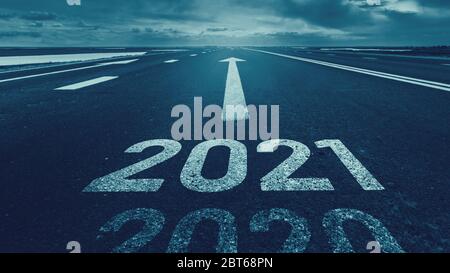 Asfalto vuoto e concetto di nuovo anno 2021. Guida su una strada vuota nel deserto fino al prossimo 2021 e lasciando dietro il vecchio 2018. Concetto di successo. Foto Stock