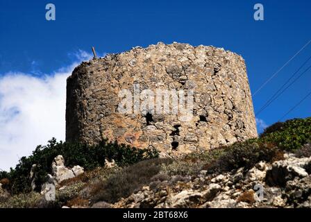 Rovine di vecchio mulino a vento tradizionale nel villaggio di Olympos nell'isola di Karpathos, Grecia. Foto Stock