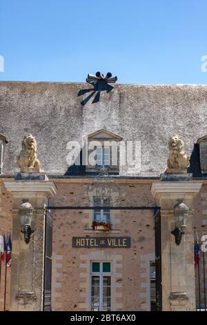 La splendida facciata del municipio nella città mercato francese di la Flèche Foto Stock