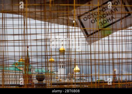 Mosca, Russia. 22 maggio 2020 Vista del Grande Palazzo e delle cupole delle cattedrali del Cremlino di Mosca dal ponte Patriarcale nel centro di Mosca, Russia. Il poster riporta "con attenzione! Zona di pericolo" Foto Stock