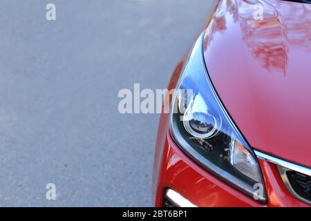 Bella auto rossa si erge sulla strada Foto Stock