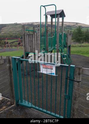 Cartello di chiusura a causa della pandemia di Coranavirus (covid-19) nel campo di gioco dei bambini a Mount Road, Hard End, Netherley, Marsden. Foto Stock