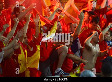 AUSTRIA, 26 GIUGNO: I tifosi spagnoli festeggiano il raggiungimento della finale dell'Euro durante la partita di calcio semifinale UEFA EURO 2008 tra Russia e Spagna all'e Foto Stock