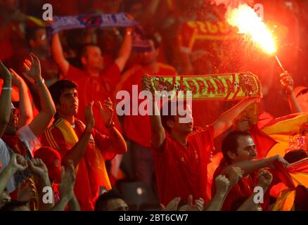 AUSTRIA, 26 GIUGNO: I tifosi spagnoli festeggiano il raggiungimento della finale dell'Euro durante la partita di calcio semifinale UEFA EURO 2008 tra Russia e Spagna all'e Foto Stock