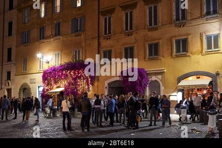Roma di Notte in tempi di Coronavirus: Persone che accodano fuori da una Taverna Osteria in Piazza di pietra, durante le misure di blocco parzialmente sollevate. 22 maggio 2020 Foto Stock
